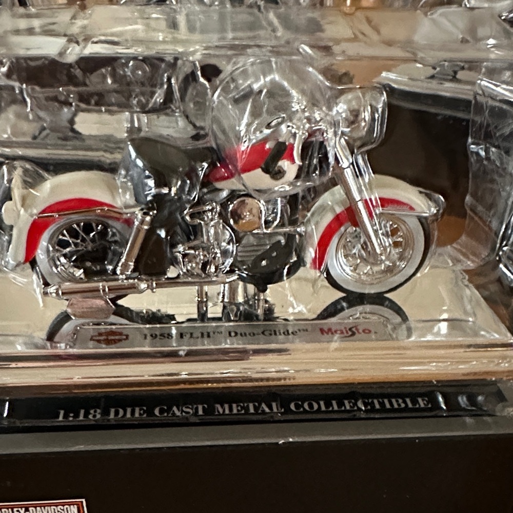 Maisto 1958 FLH Duo-Glide Die Cast Model